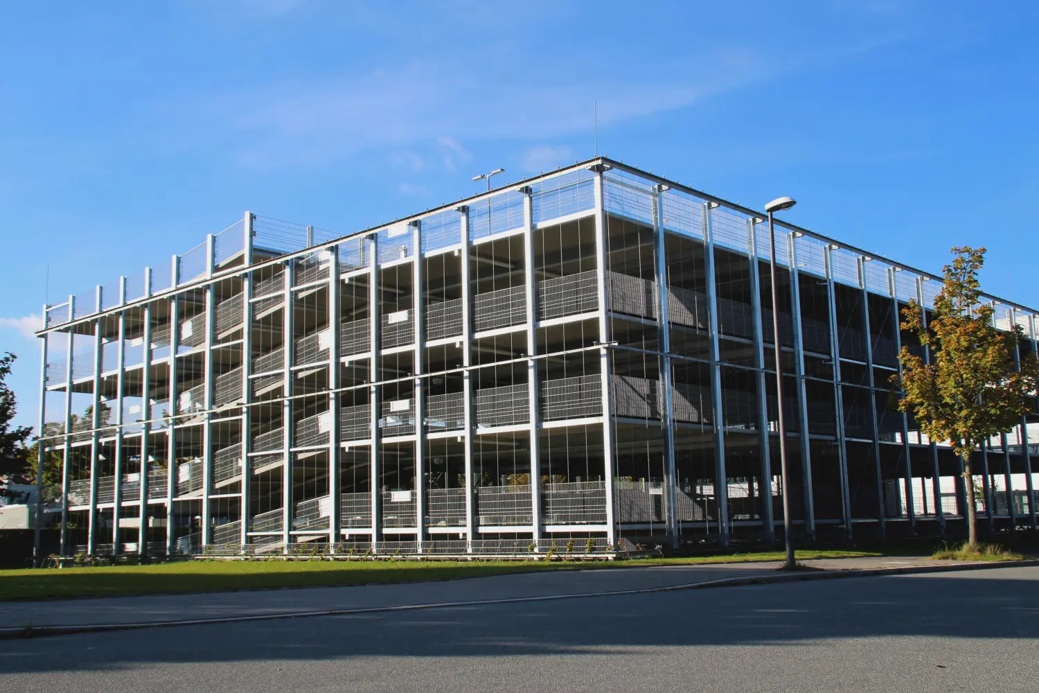 Modernes Parkhaus in Leichtbauweise